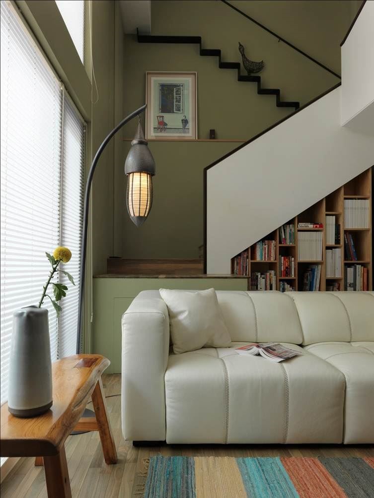 隱身在水泥都市中的巷弄大樓裡，引著戶外綠意與太陽餘