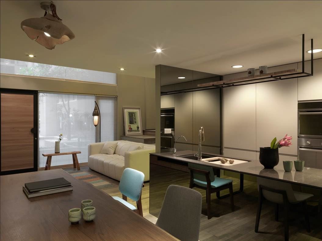 隱身在水泥都市中的巷弄大樓裡，引著戶外綠意與太陽餘