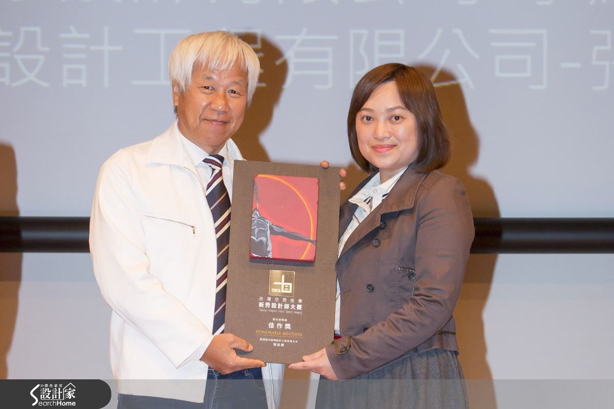 隱身在水泥都市中的巷弄大樓裡，引著戶外綠意與太陽餘