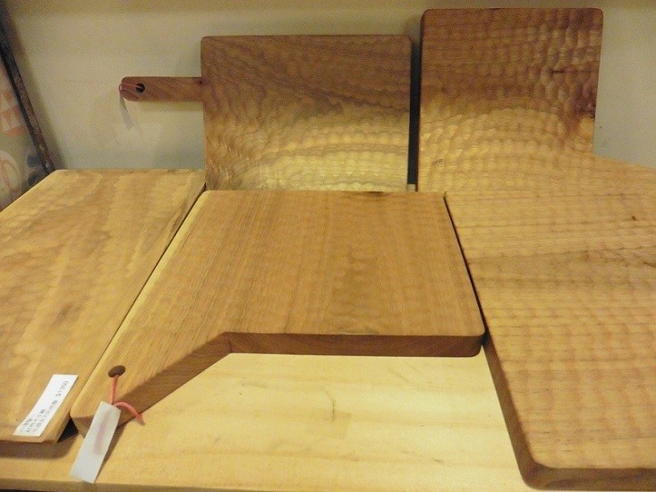 手工挖鑿的托盤除了傳統矩形外，更有各種大小與形狀可供選擇，無論盛裝輕食或是茶具都相當具有質感。