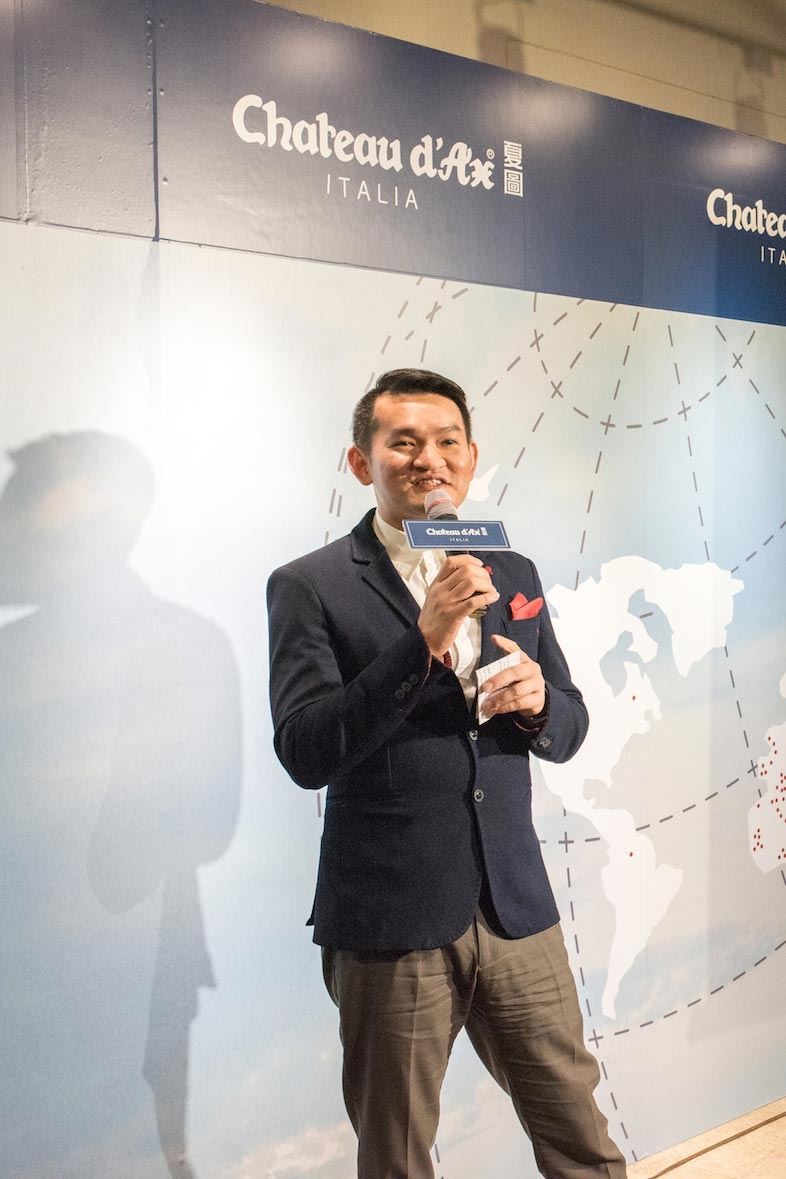 總代理創空間集團執行長洪韡華 Elen 則表示，夏圖的產品品質極佳，尤其是沙發涵蓋中階到高階，能滿足不同客層的需求。適逢夏圖進駐台灣滿週年，代理商創空間集團也特地準備了蛋糕慶生，現場也首次亮相四件秋季新品，皆是 2015 年米蘭展的暢銷新貨。