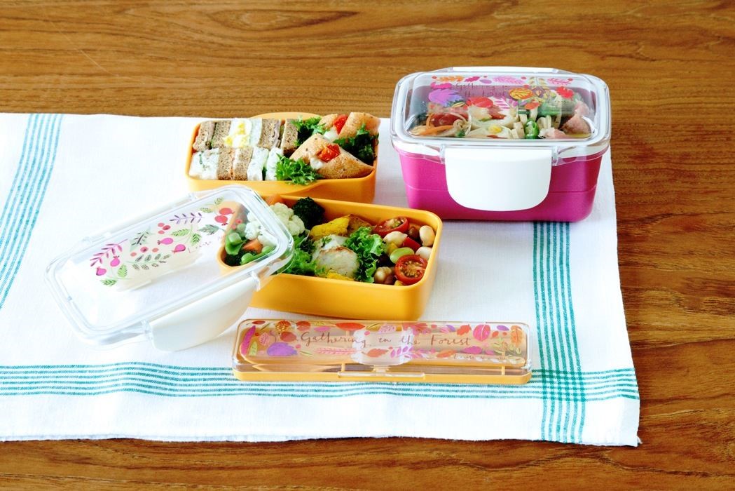 能盛裝豐盛料理的圓頂雙層便當盒，上蓋以圓弧凸出的造型為設計，能盛裝更多配菜。可堆疊收納攜帶方便。