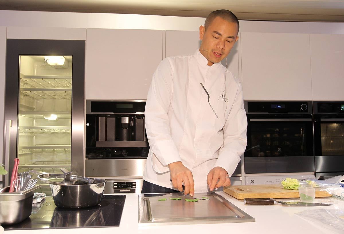 江振誠主廚頂級廚藝料理秀，揮灑源源不絕料理創意，與伊萊克斯頂級廚電完美結合。(伊萊克斯台灣櫻花總代理提供)