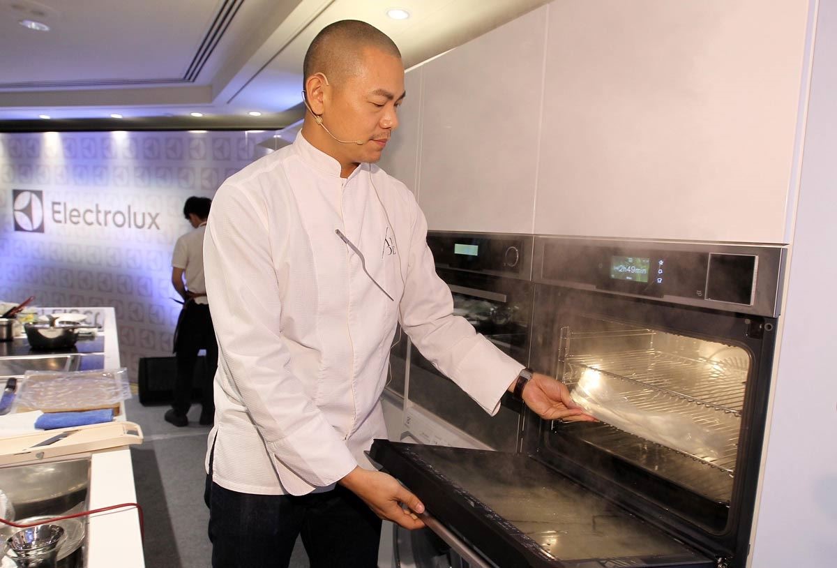 江振誠主廚使用 Sous-Vide 蒸烤箱，以法式低溫烹調手法，完整保留食材精華。