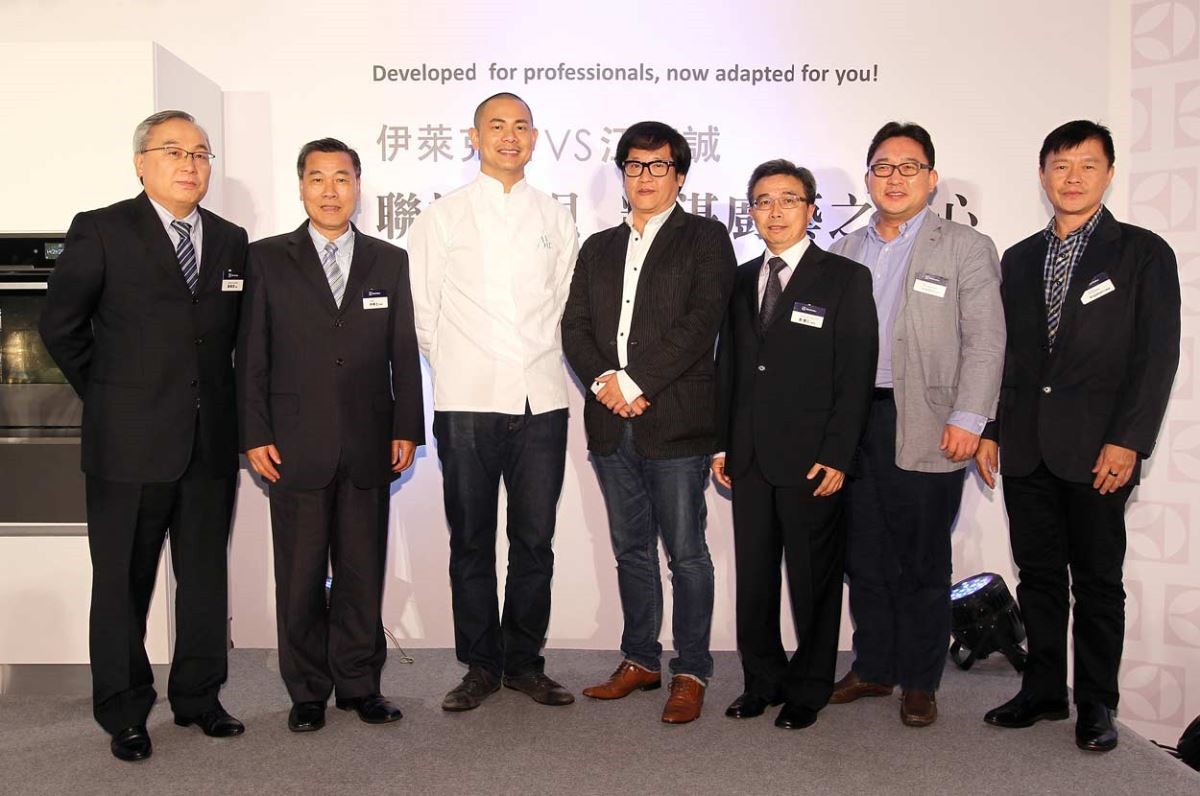 台灣櫻花-林有土總經理、伊萊克斯大中華區-彭信仁總經理、國際名廚江振誠與美食作家姚舜共同合影，為年度新品廚藝秀畫下完美句點。(伊萊克斯台灣櫻花總代理提供)