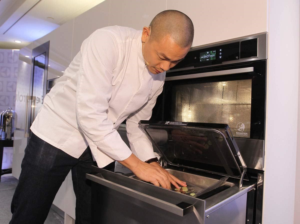 江振誠主廚使用真空包裝機，將小黃瓜的多餘氣泡去除，阻絕食材氧化鎖住原味。(伊萊克斯台灣櫻花總代理提供)