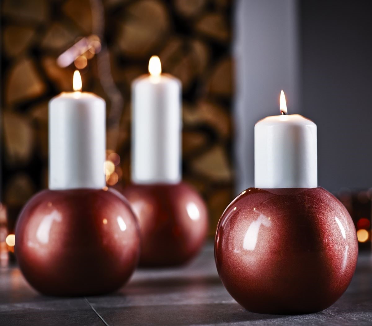 雪球狀的燭台充滿特色，點上香氛蠟燭，讓溫暖燭光點亮與親朋好友相聚的歡樂時光。