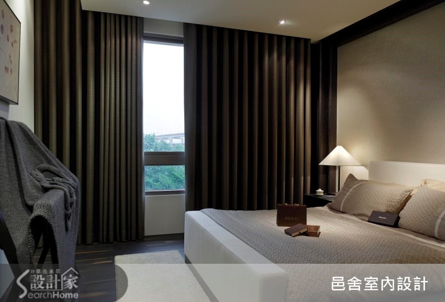 位於南港的 32 坪居宅，一入門透過厚實沉穩的深色木皮