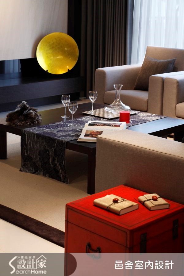 位於南港的 32 坪居宅，一入門透過厚實沉穩的深色木皮