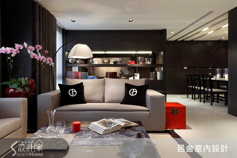 位於南港的 32 坪居宅，一入門透過厚實沉穩的深色木皮