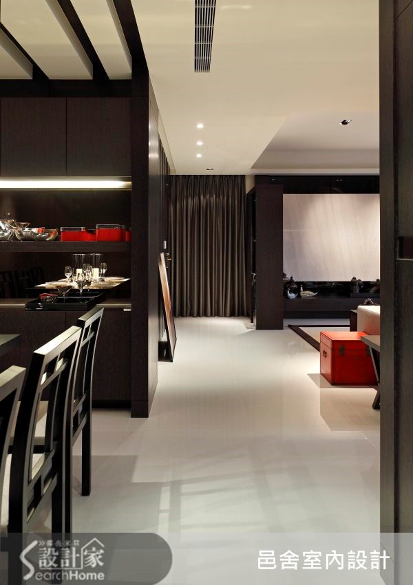 位於南港的 32 坪居宅，一入門透過厚實沉穩的深色木皮