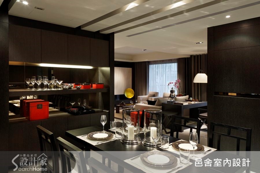 位於南港的 32 坪居宅，一入門透過厚實沉穩的深色木皮