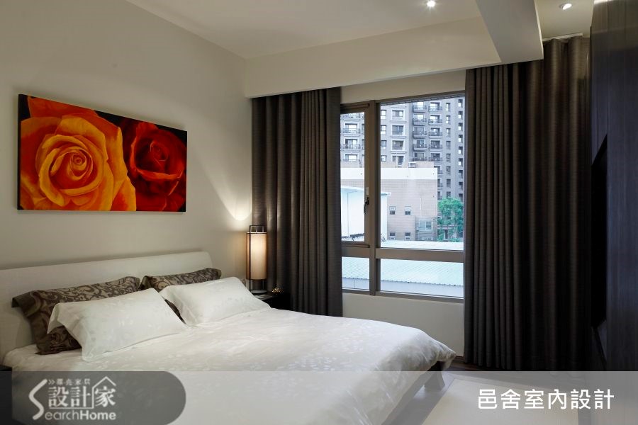 位於南港的 32 坪居宅，一入門透過厚實沉穩的深色木皮