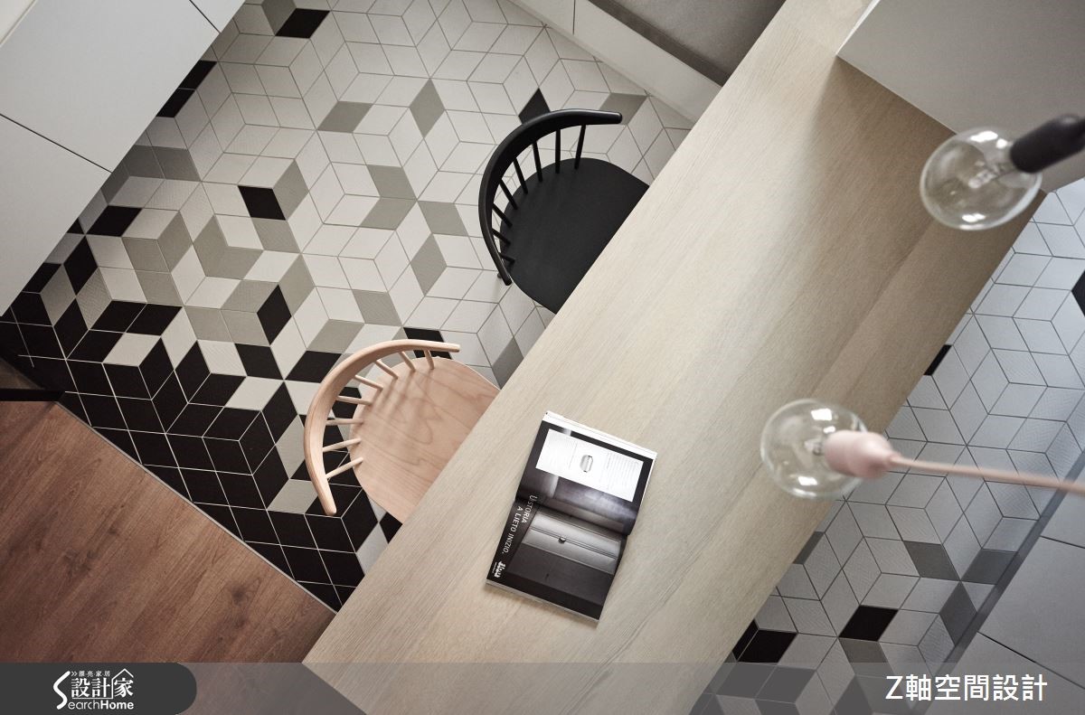 一家三口與一隻短耳貓，在滿盈日光的簡約小窩中，構築