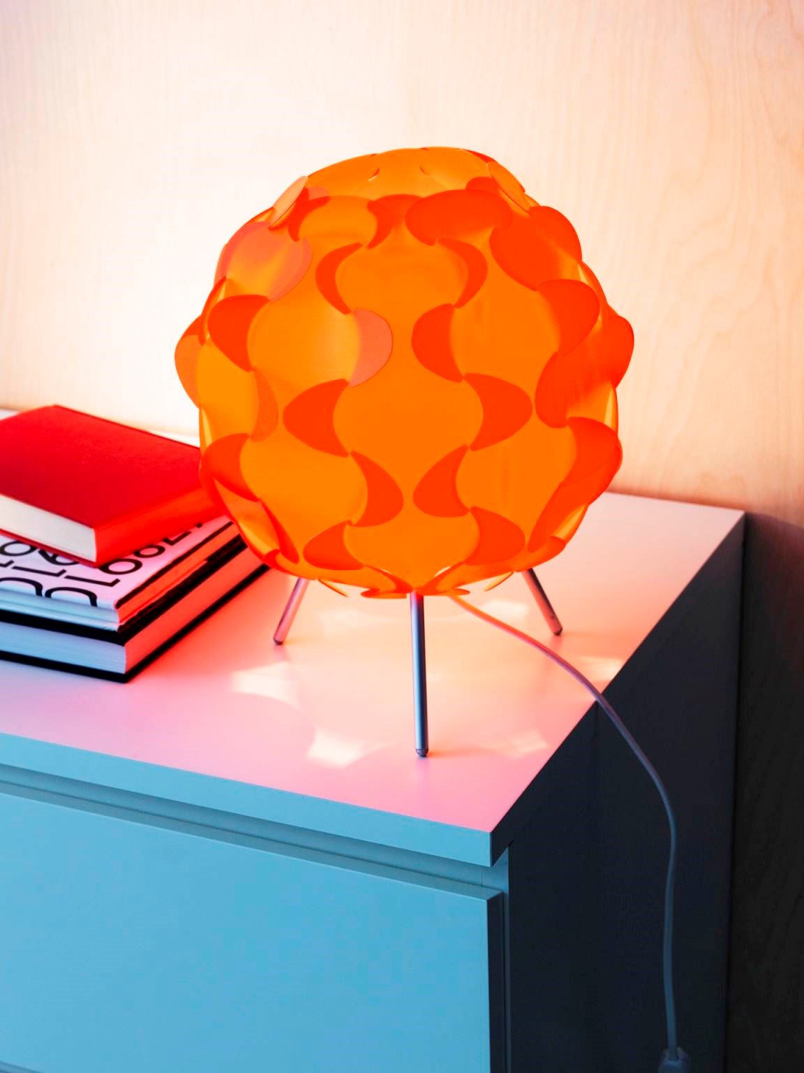FILLSTA橘色桌燈的柔和光線，可為居家空間營造柔和溫馨的氣氛（原價$699／特價$299） 圖片提供_IKEA