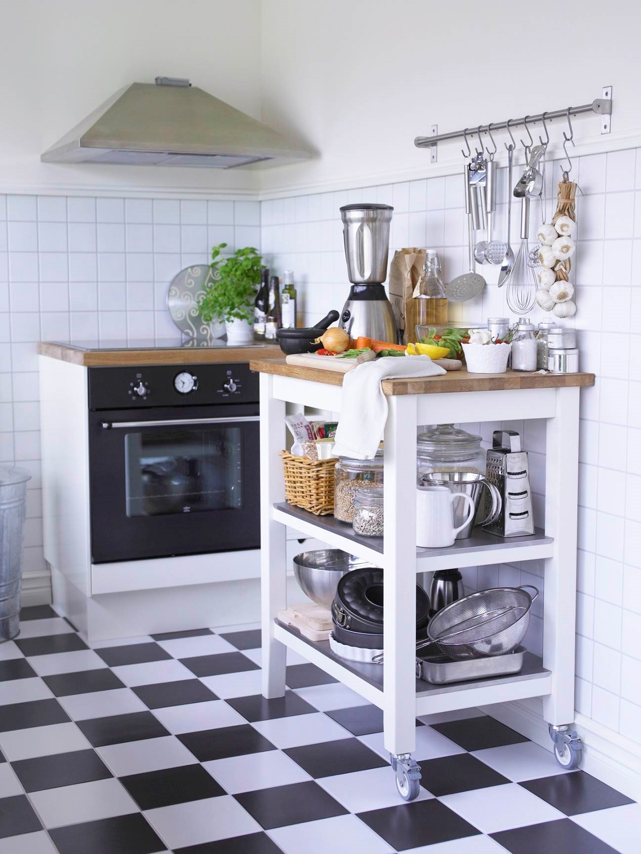 STENSTORP白色橡木廚房推車可提供額外儲物空間及工作檯面，附2片固定式不鏽鋼層板，衛生堅固又耐用（原價$7,990／特價$5,992）圖片提供_IKEA