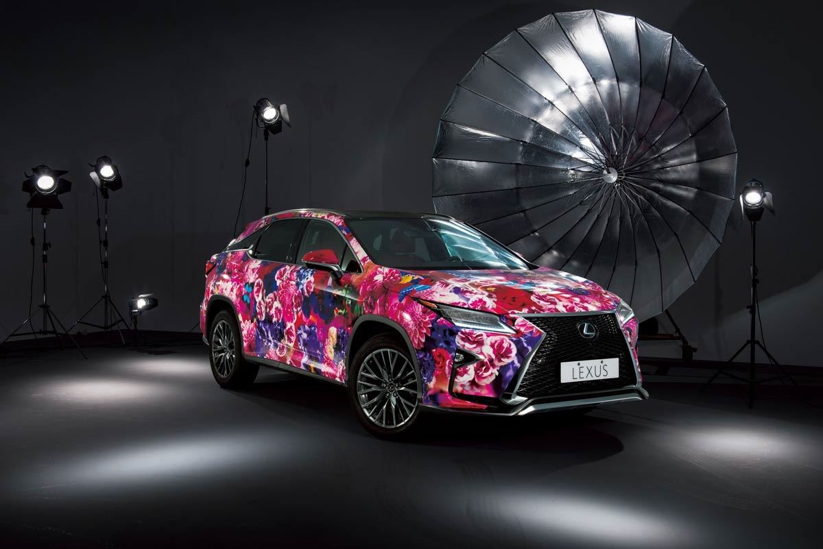 突破形式、超越想像，影像藝術家蜷川實花在 LEXUS RX 上綻放絢爛花朵。