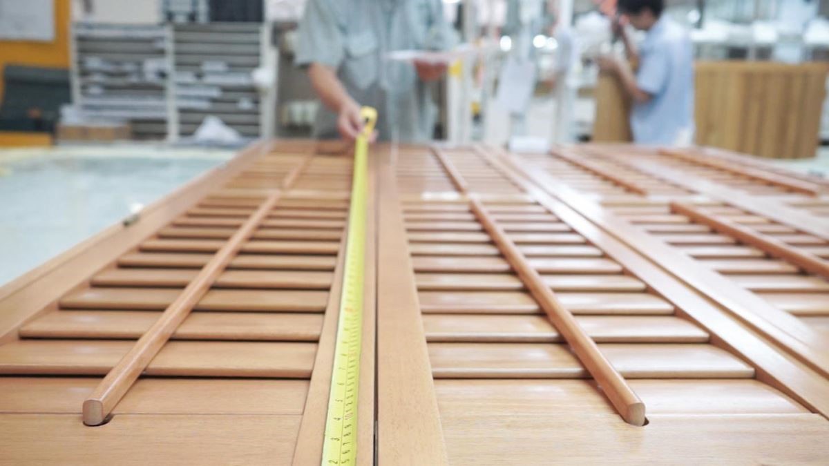 極為細膩與嚴謹的產品生產過程，為您打造如工藝品般高品質的 NORMAN Shutters。更有專業的產品規劃師，可免費到府丈量進行窗型規劃。