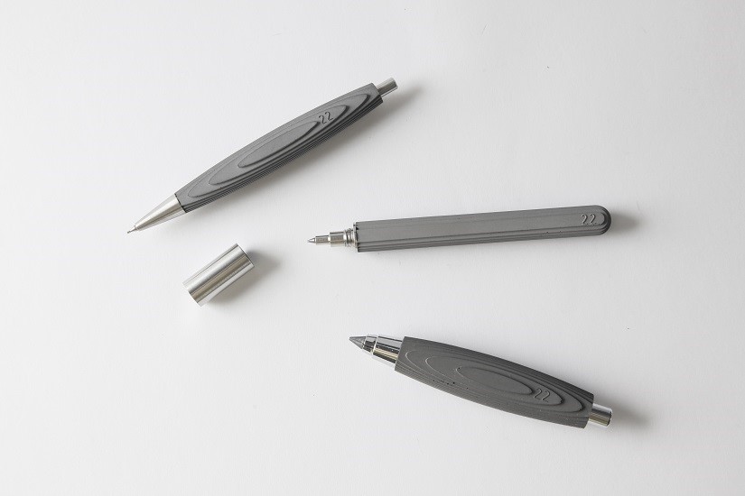 利用等高線概念，作為鋼筆表面的紋理，經由長時間的撫觸色調將漸趨深色、稜角更形溫潤。圖片提供_22 Design Studio