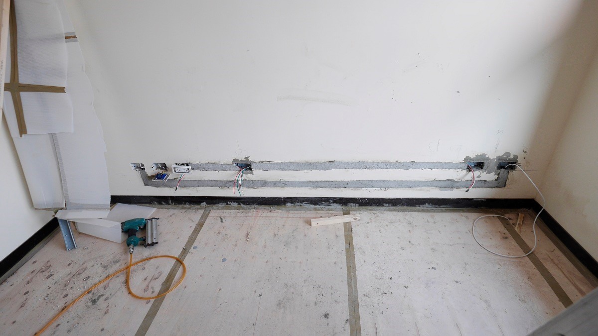 新成屋的網路配線走牆面，省去地板重作的花費。