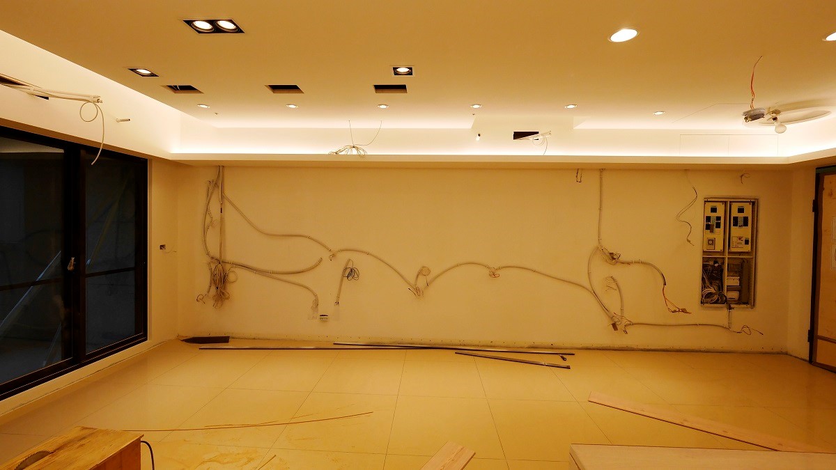 原本地板是拋光地磚，地面清空後，即將鋪上木地板。