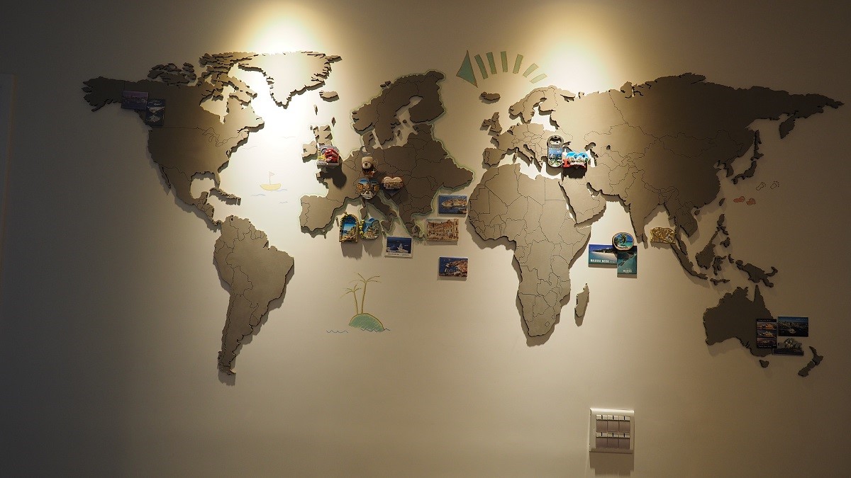 利用電腦雕刻及手工的多重繁複處理的世界地圖，甚至可以看見每個國家的國界，質感非常細緻，牆面塗上黑板漆，可以親自手繪創意插圖。