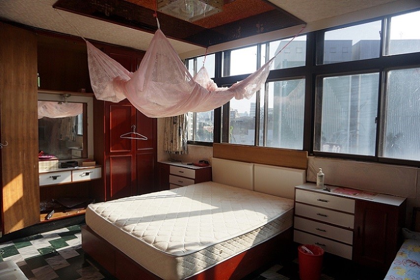 臨街的長輩房其實坐擁相當充沛的日光，卻因屋型與隔間，無法達到完善的用度。