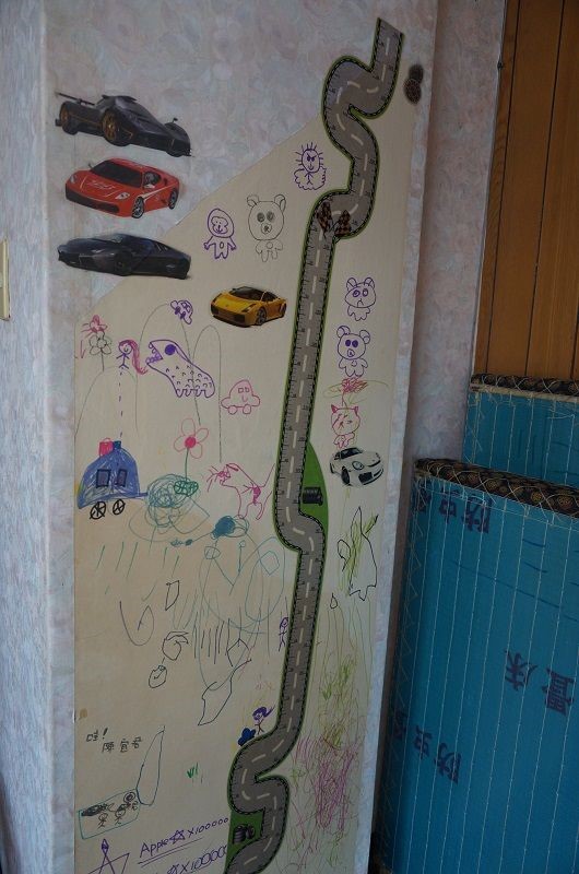 大女兒也在長輩房壁紙上留下生活的痕跡，讓設計師依依不捨的紀錄即將消失的畫面。