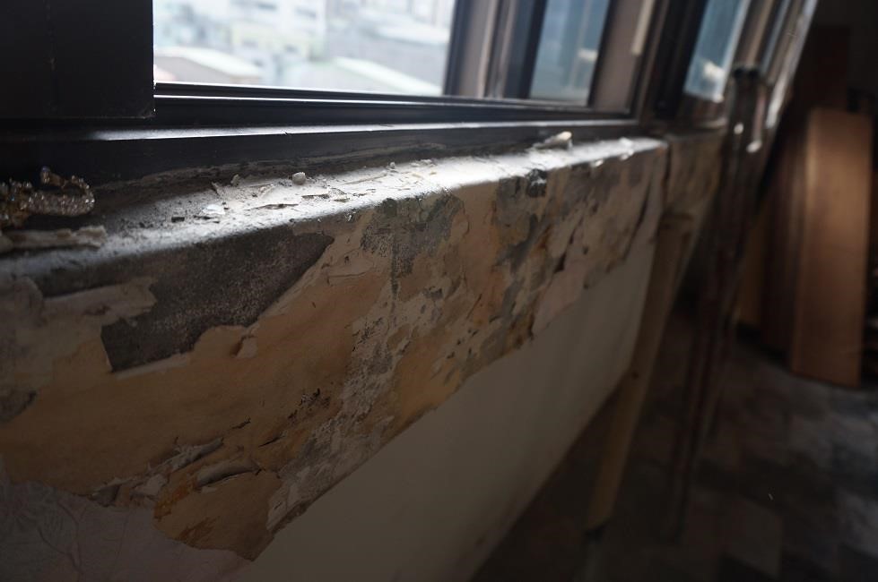 工班團隊與前來監工的設計師正緊鑼密鼓地進行拆除工程