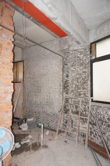 工班團隊與前來監工的設計師正緊鑼密鼓地進行拆除工程