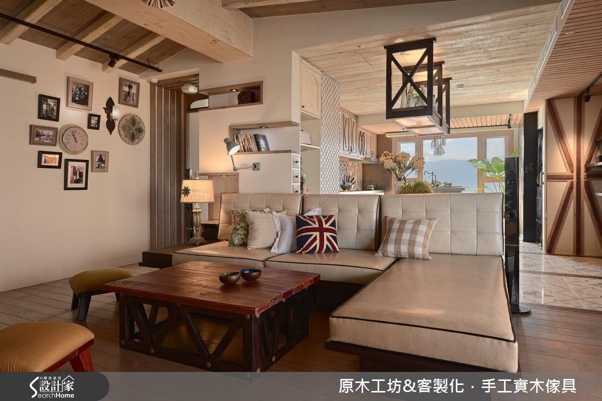 柔和感色調增加整體舒適度，屋頂低有打樑，把視覺感拉高，營造小木屋的溫馨感，也利用天花板做空間的區隔。另外透過皮質沙發座墊，平衡全室大量的木質，增加些許現代感。