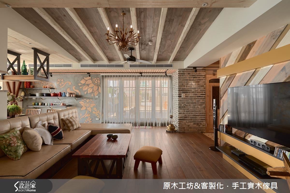 幾何線條的電視牆，呼應了全室木質料的色澤，是非常巧妙的配置。