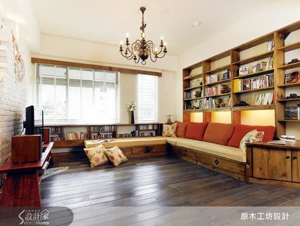 屋主愛看書，書房早已不夠置放，由於室內原格局樑柱阻隔的限制，設計師巧妙地將凸處設計成書牆 ; 凹處設計成休閒臥榻，更添休閒自在的氛圍。