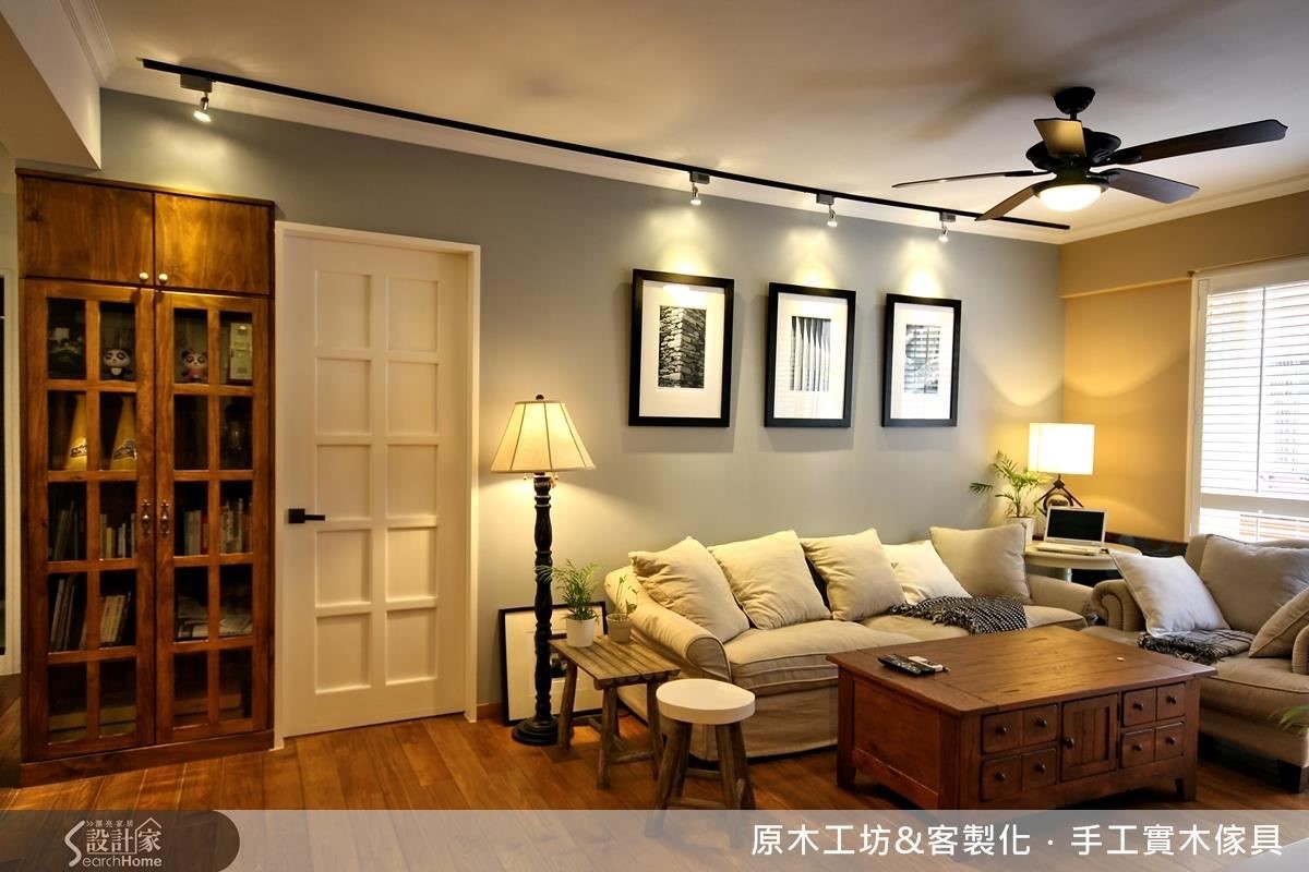 因為客廳的空間小，以有收納功能的桌几代替收納櫃，降低對空間的負擔 ; 另外，以帶有灰暖色調的漆分別上在沙發背牆與電視牆，低調的跳色，製造溫馨典雅的氛圍，最後再利用多重光源，吊燈、投射燈、落地燈以及百葉窗的間接光，打出層次、引入光源，製造溫暖的感覺。