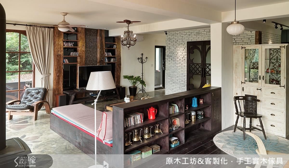 開放式的客廳，延伸視野為餐廳、走廊與樓中樓的階梯，容易產生干擾，因此，保留特色且讓視覺乾淨為一大重點。天花板偏低，以留白增加視覺的淨度，重點放在收納、輕巧。低扁背的實木沙發，增加視覺的延伸，背面為多功能展示櫃，用可換洗方便的彩樣布套，示意輕巧活潑。另外，沙發延伸邊几的設計，一體成型，功能更彈性。