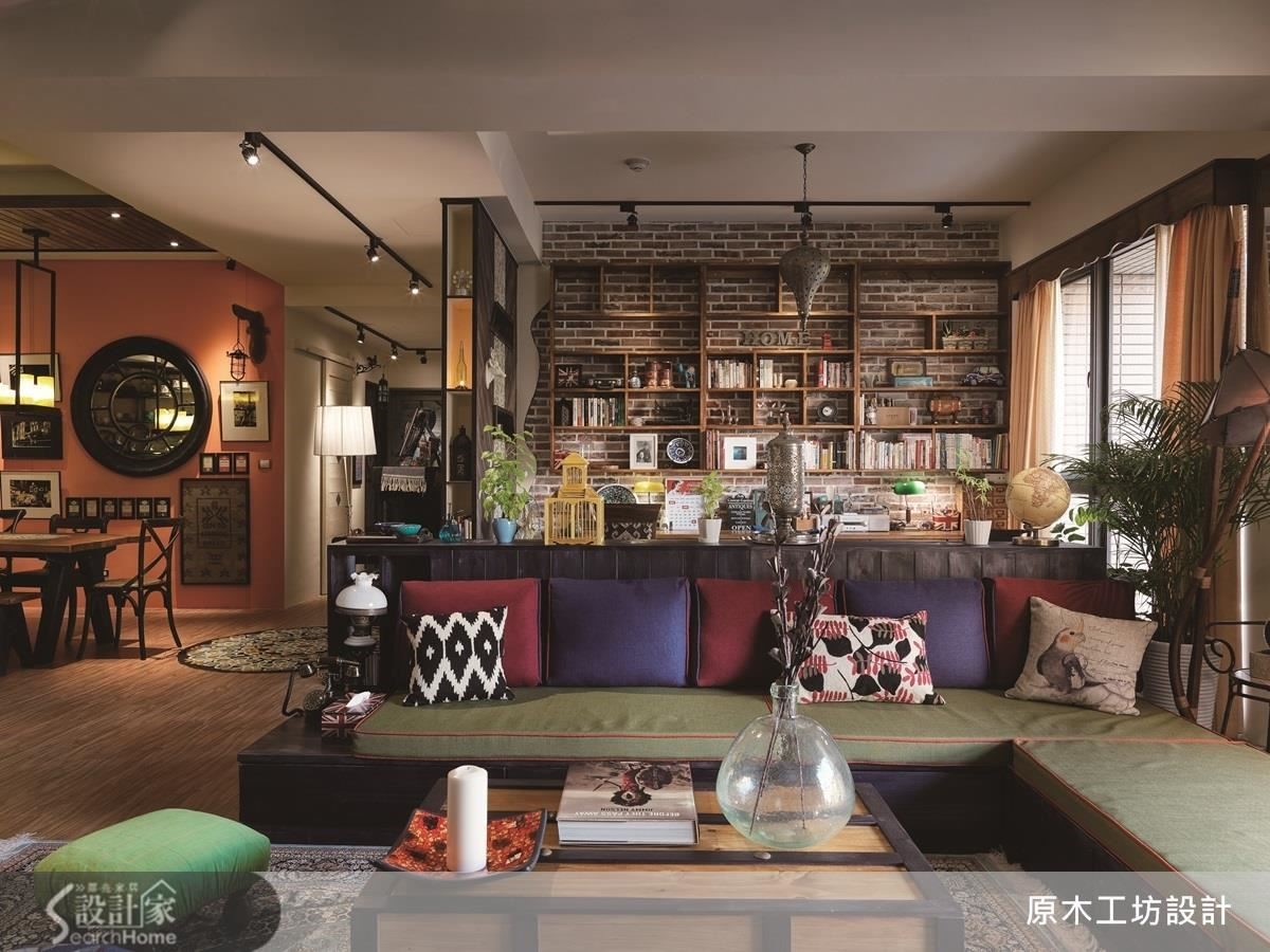 大地為家的設計概念，石材電視牆與紅磚古樸書櫃對應，低背沙發作為客餐空間的區隔，增加視覺的延伸，大面積的落地窗，引入光源與綠意，配上些許室內植栽與色塊軟件，大自然的氣息佈滿室。