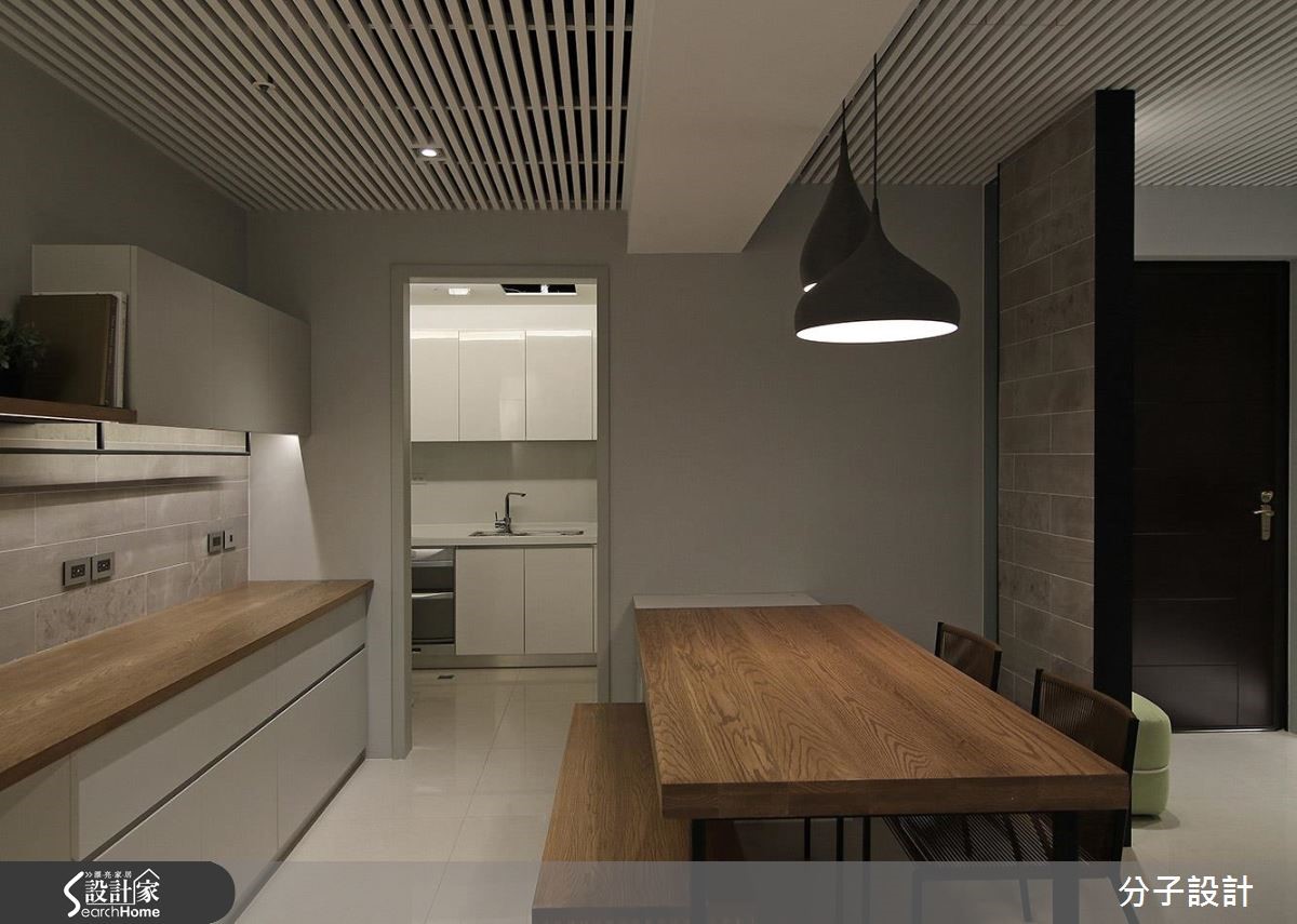 25 坪居家空間，設計師選用黑、灰、白色搭配木質紋理