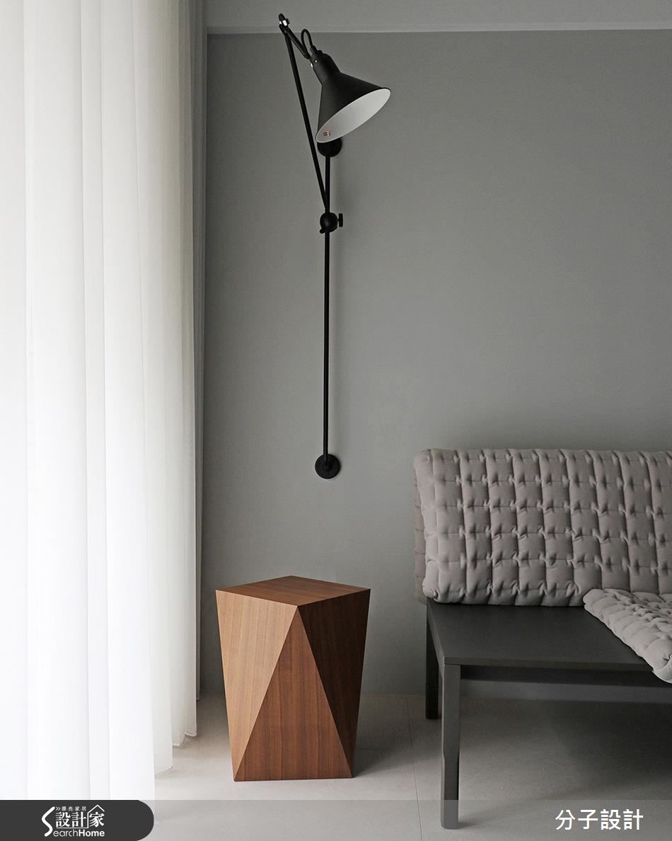 25 坪居家空間，設計師選用黑、灰、白色搭配木質紋理