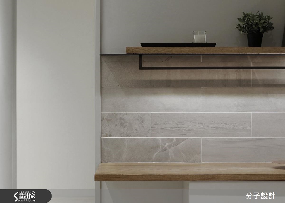 25 坪居家空間，設計師選用黑、灰、白色搭配木質紋理