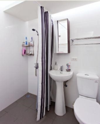 不動內部配置，改以浴簾或拉門達到乾濕分離的效果。攝影／ Yvonne