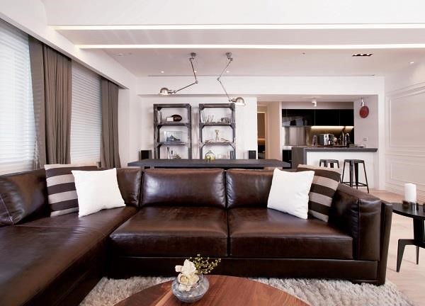 利用開放式設計搭配富有質感的棕色調，佐以粗獷的鐵件點綴，更依據屋主的興趣納入 DJ 檯面，讓獨處、聚會兩相宜。