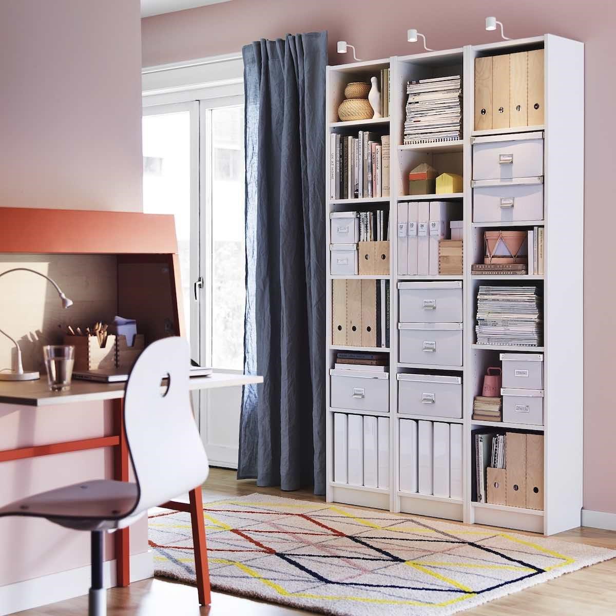 擁有完善規劃的收納系統，就能讓收納事半功倍，經典的BILLY書櫃含多種組合及層版、門片等配件，可依居家空間大小選擇。