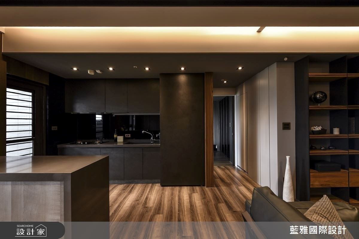 搭配窗光與間接燈光提點,餐廚領域可坐享日夜不同的表情。為維持俐落的線條,將餐廳電器都巧妙地收納在櫃體當中,充分運用空間。