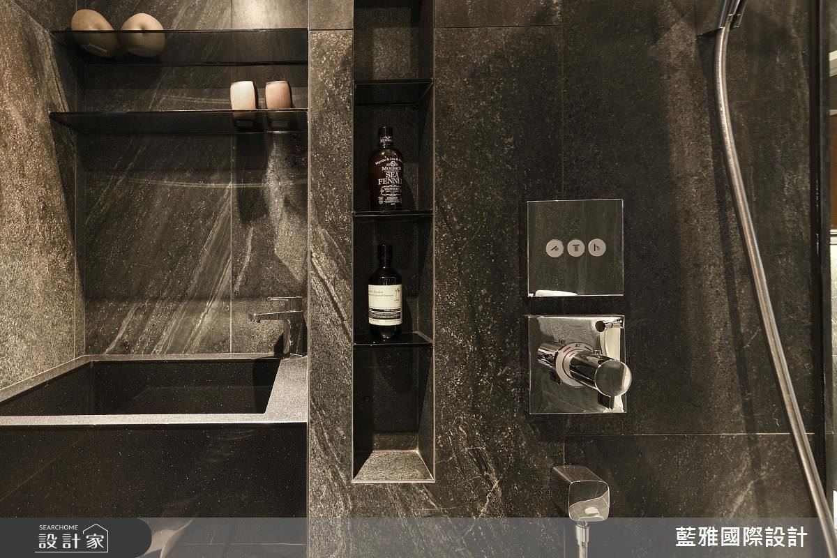 浴室不只一應俱全,還因應屋主需求結合智慧環控,置入音響、防盜等功能。