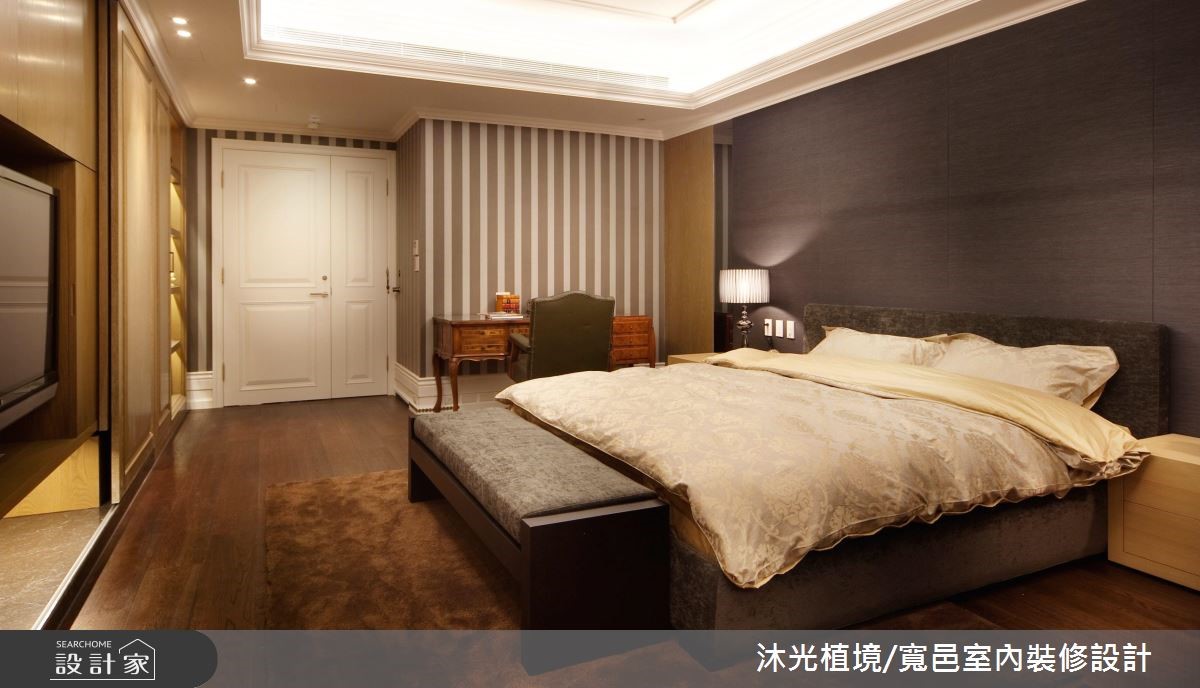 優雅的古典語彙遊走一室，帶著溫潤的光感輕灑空間，讓