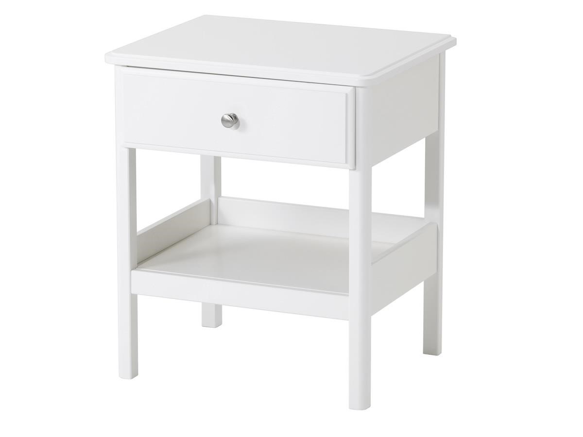 TYSSEDAL床邊桌除了抽屜的收納空間，底部有的層架也可放置物品，且方便拿取。 圖片提供_IKEA