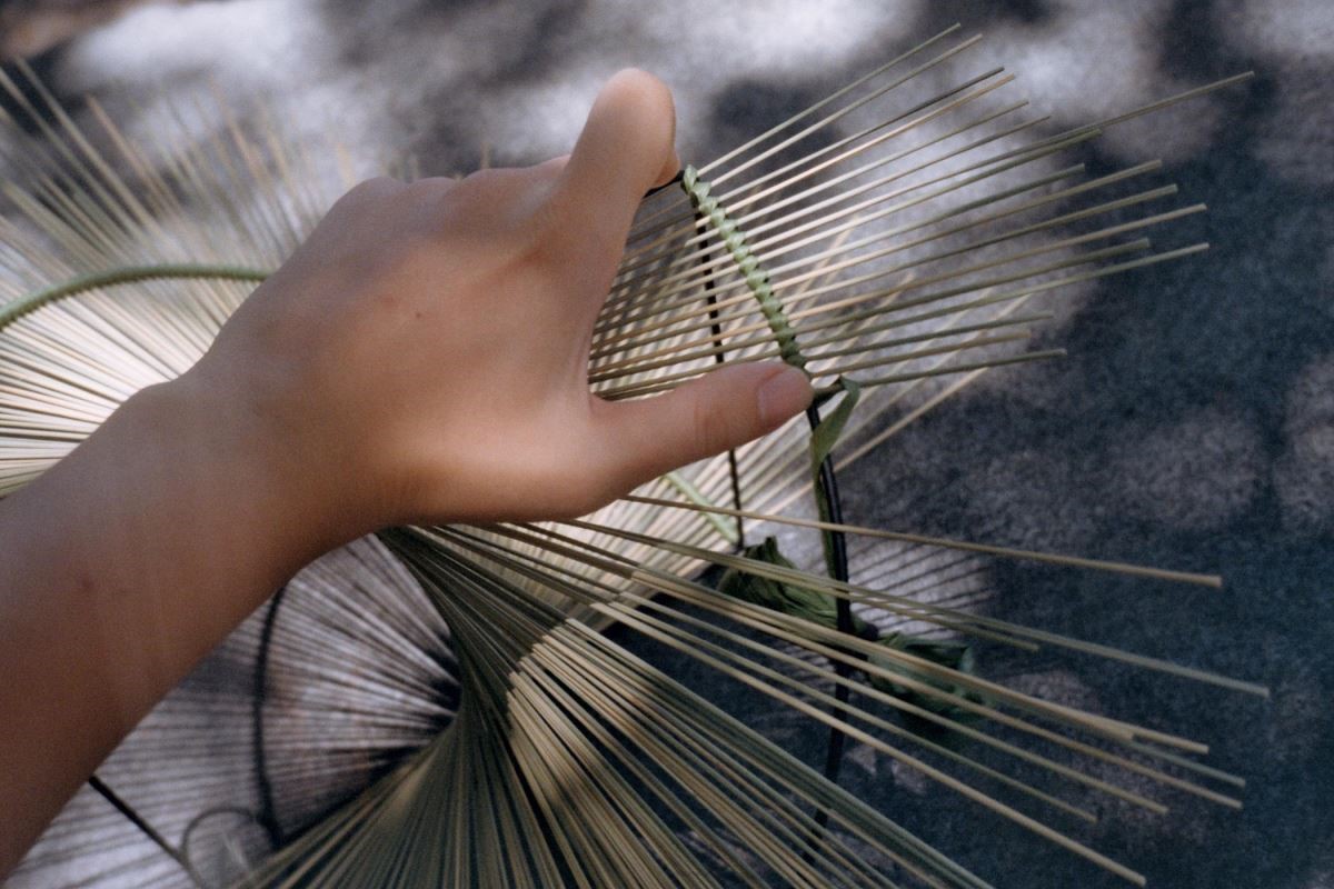 浪草燈的編織過程。