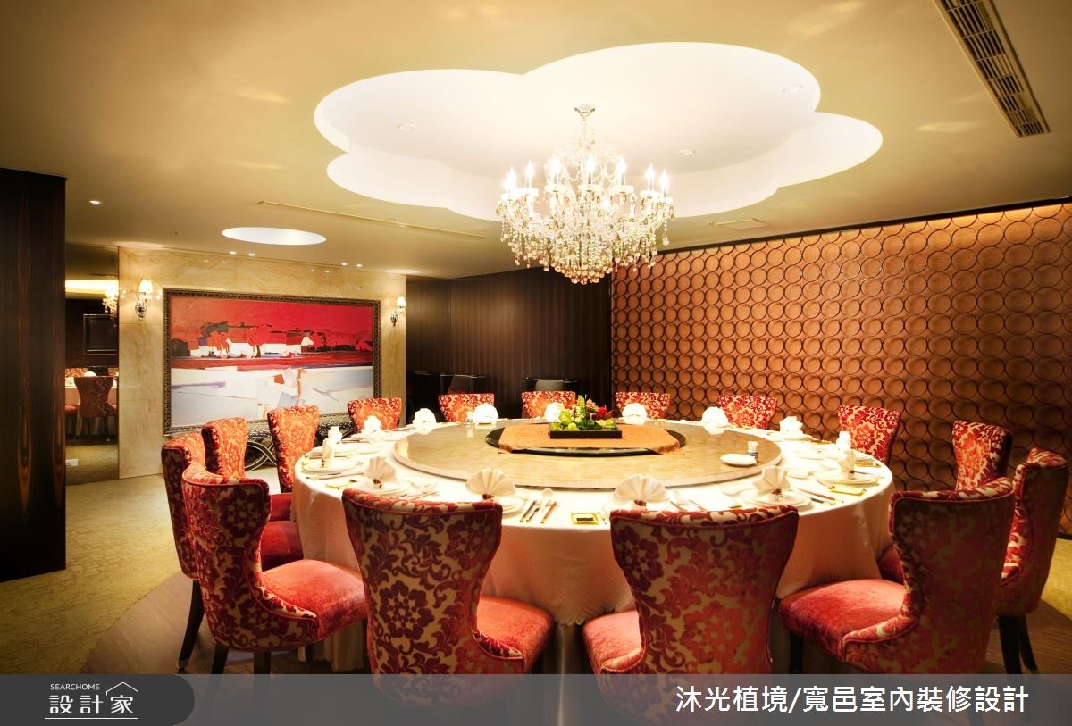 璀璨的優雅流光引領人們前往，新古典意象翻轉老屋的歲