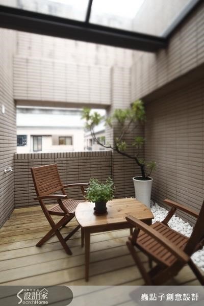 鋪上適合戶外的耐潮、抗濕的木地板，加上好照顧的植栽與木質桌椅，就能完成休閒感十足的陽台。看完整簡約佈置 >> 點此看圖庫