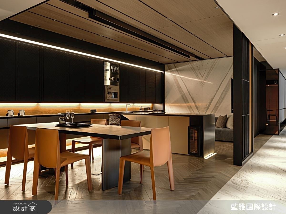 結合休憩區、吧台、餐桌的餐飲空間，在微醺的燈光氣氛下，宛如來到了私人高級酒吧。